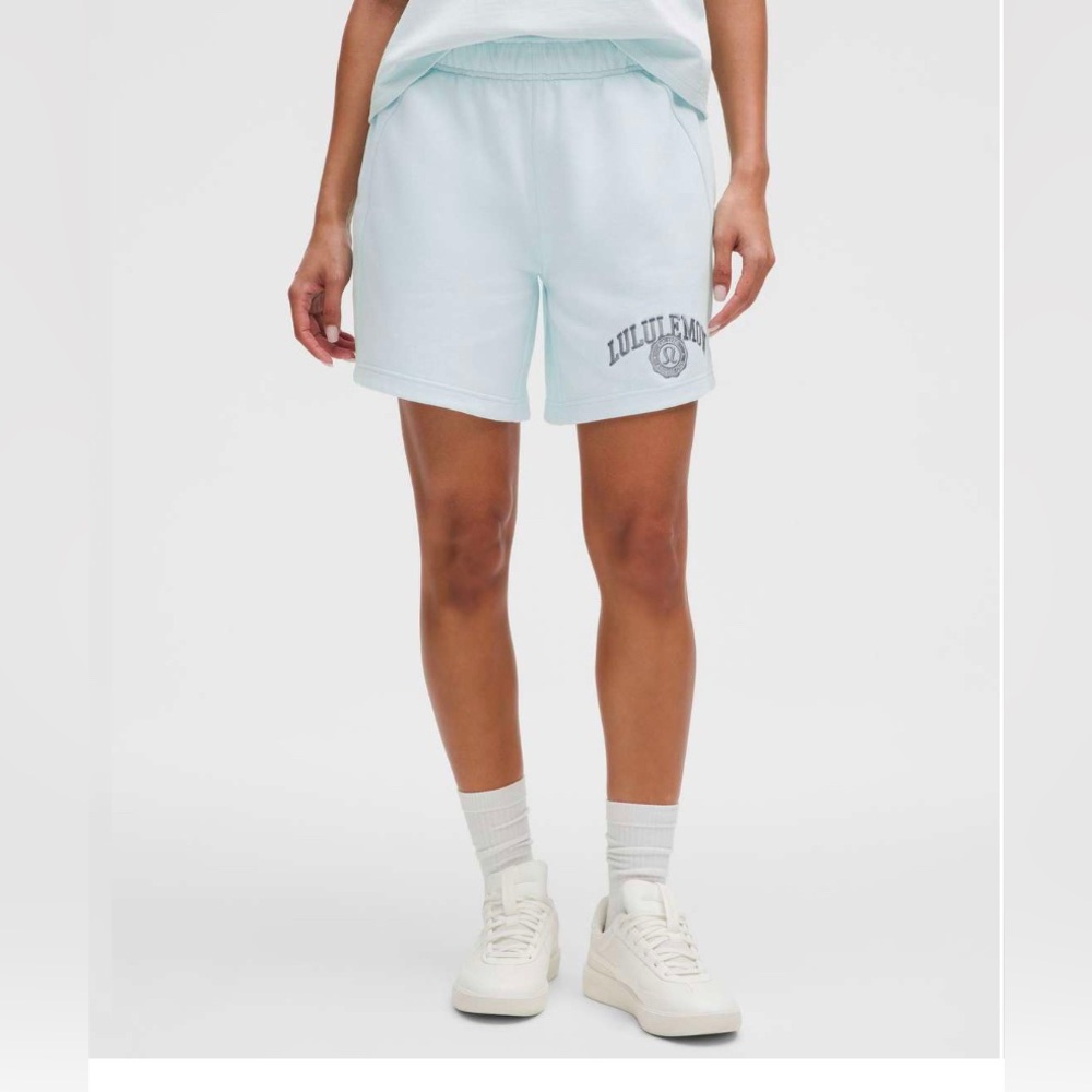 Lululemon Scuba Mid-Rise Oversized Short 7" *Graphic
Mint Breeze size M